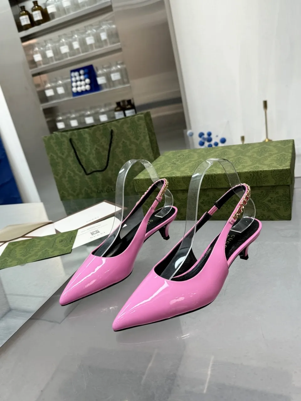 👟👟Ex-factory price 440👟👟 (genuine leather sole +40) Gucci Signoria pumps are named after the central square of Florence, recreating the classic and elegant style of the birthplace of the brand. Combining shiny patent leather with a pointed toe, these shoes are embellished with Gucci's signature chain, adding a stylish edge to your new season wardrobe. Upper: Made of first-layer imported patent cowhide/sheepskin lining. Outsole: rubber non-slip outsole/genuine leather outsole. Size: 35-42 (34/41 42 customized, non-refundable)